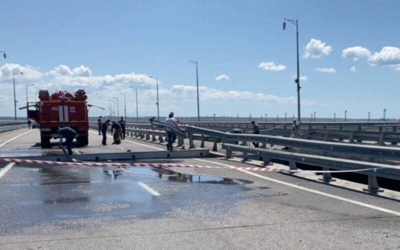 Kievul a confirmat lovitura cu drone submarine asupra podului Crimeei. Atacul semnalează un punct de turnură în războiul maritim