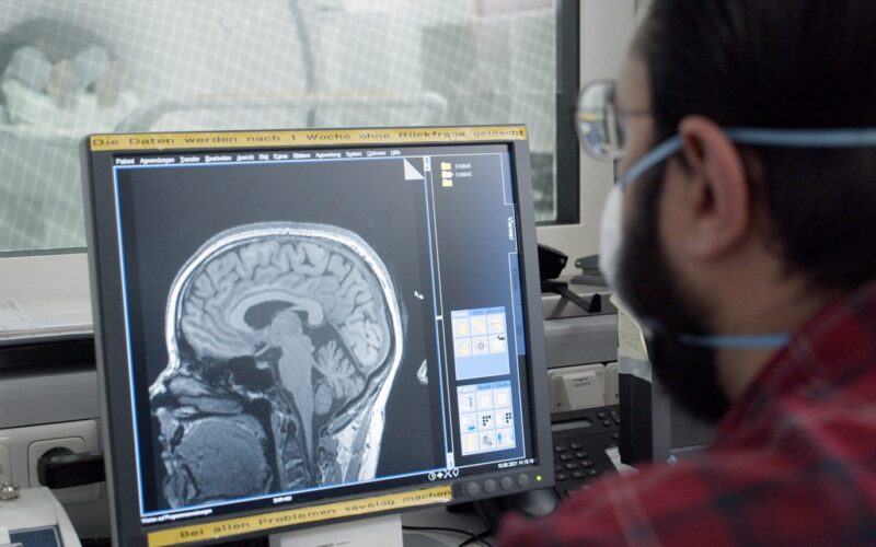 FDA aprobă primul medicament care încetinește progresia Alzheimer. Cât costă tratamentul