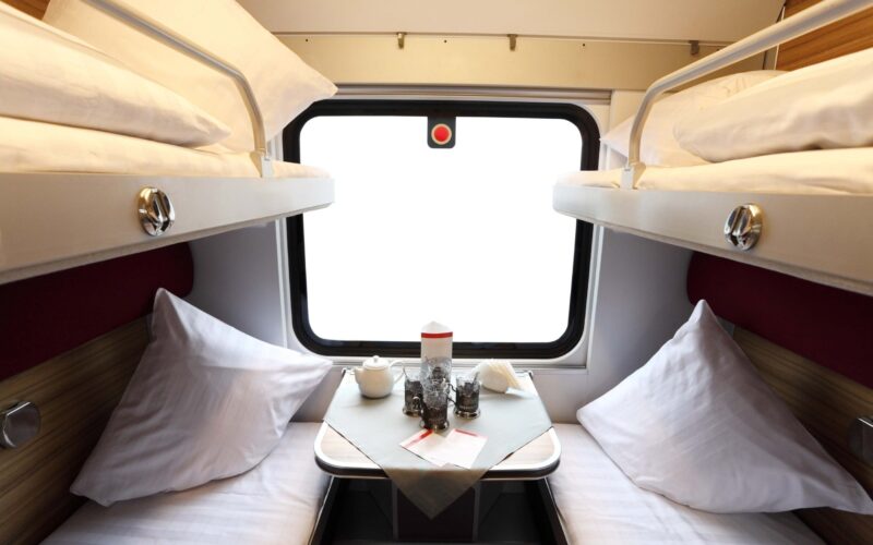 Care Este Diferența Dintre Vagonul Cușetă și Vagonul De Dormit
