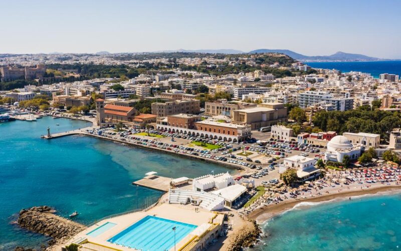 Turiștii care au fugit de incendiile de pe insula Rhodos vor primi o săptămână gratuită de vacanţă în primăvara sau toamna viitoare