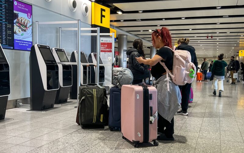 Pleci fără haine în vacanță. Cum poate ajuta acest serviciu la reducerea poluării?