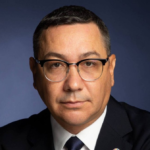 Victor Ponta, după condamnarea unui român. “Simt ca explodez când văd cum niste urangutani umani le trateaza pe stewardese”