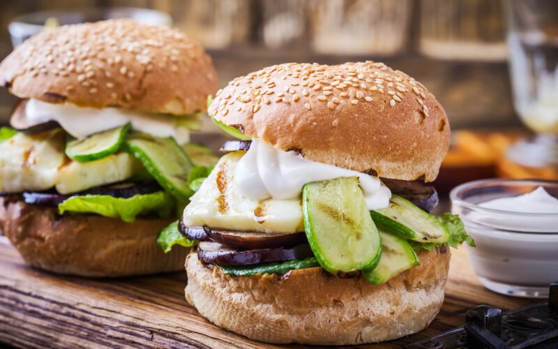 O iluzie demascată: pizza, burgerii sau sendvișurile vegane din meniurile restaurantelor fast-food nu sunt mai sănătoase decât cele pe bază de carne