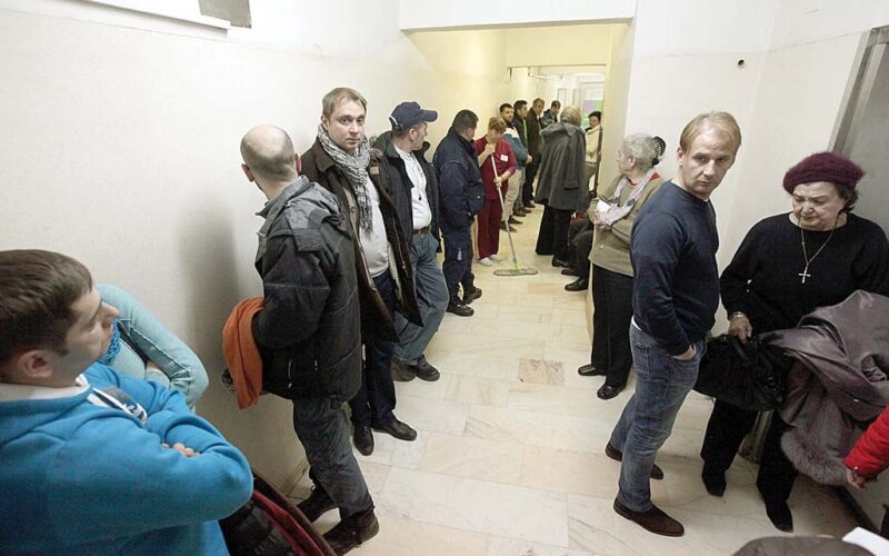 Sistemul sanitar funcționează în regim de avarie. În multe spitale din țară se dau consultații cu poliția la ușă