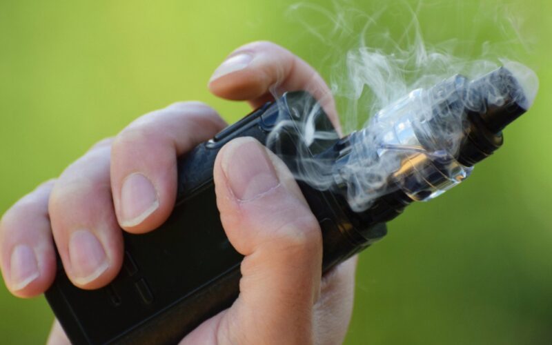 „Gadgeturile” de vapat, noua pasiune a românilor. Medic psihiatru: ,,Pot fi extrem de periculoase”