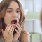 Cancerul bucal: cum să te autoexaminezi acasă și care sunt cele mai frecvente simptome