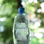 Cum să ne hidratăm sănătos. Apa din PET-uri conține plastic, cea de la robinet, metale grele