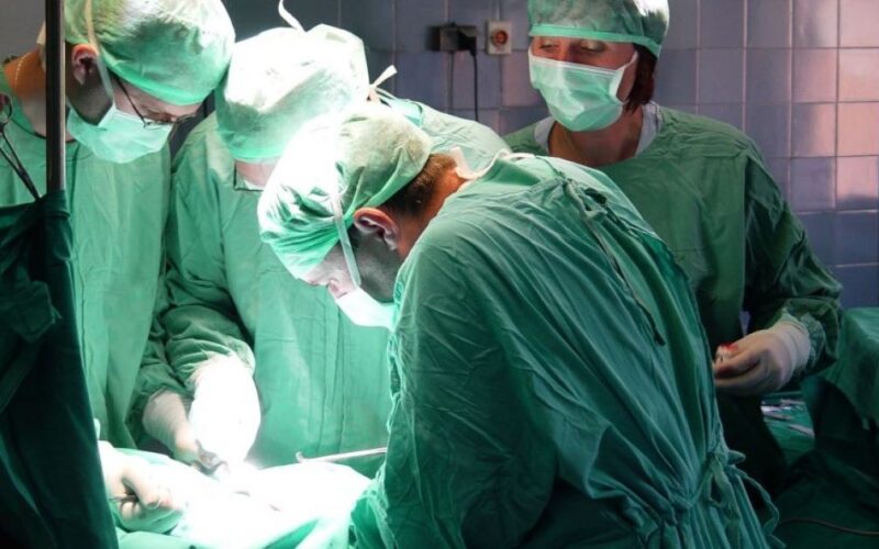 Ce este și cum se tratează adenomul de prostată, boala de care suferă Regele Charles