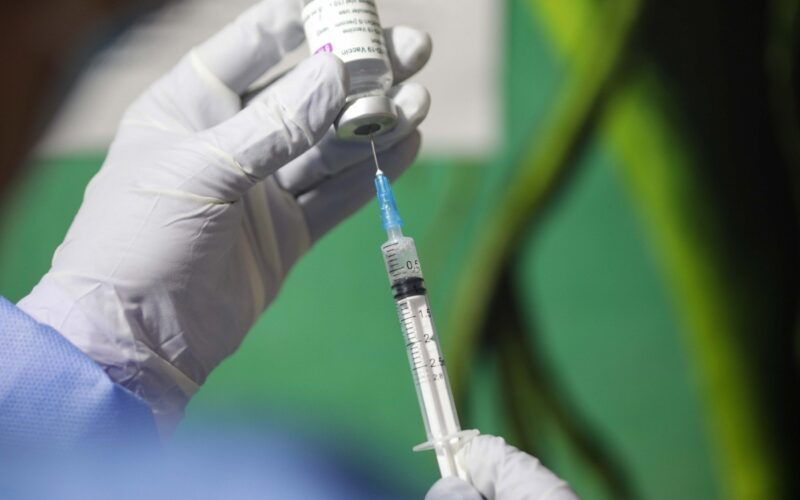 Scandalul vaccinurilor în Marea Britanie. AstraZeneca ar putea plăti despăgubiri de zeci de milioane: 81 de oameni au murit