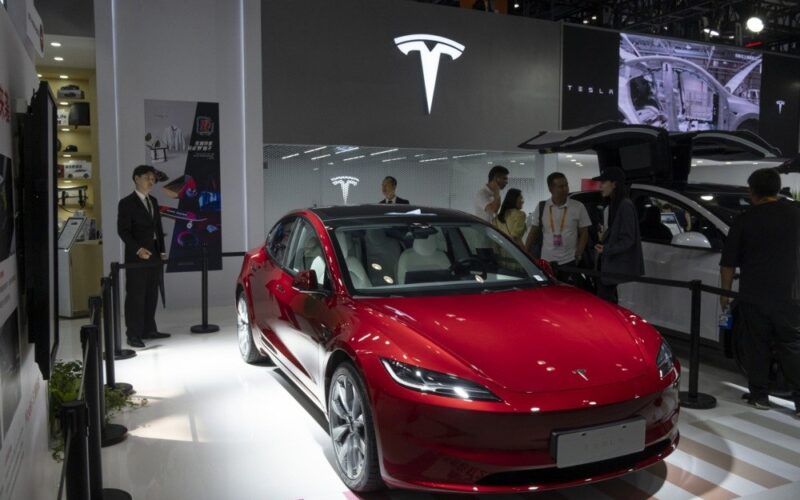Expert, despre experiența unică a condusului unei mașini electrice Tesla Model 3. Cum s-a descurcat cu „o singură pedală”