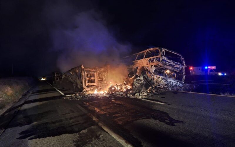 Accident devastator în Mexic, între un autobuz și un camion de mărfuri. 19 morți și 22 de răniți VIDEO