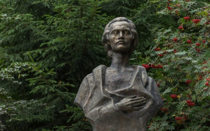 Câte Strofe Are „Luceafărul” De Mihai Eminescu