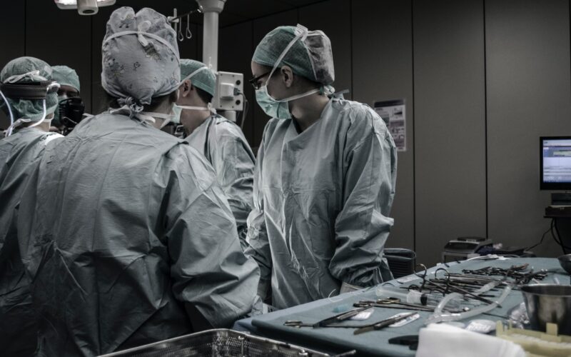 Franța duce lipsă de medici. Medicii români, la mare căutare
