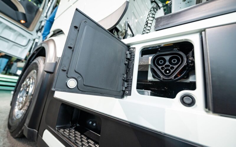 Compania auto care a primit comandă pentru 1.000 de camioane electrice de la cel mai mare producător mondial de ciment
