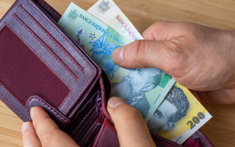 Românilor le va fi tot mai greu să-și plătească ratele. Avertismentul BNR
