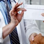 Dilema șpăgii printre medicii rezidenți: „Pacienții consideră că dacă doctorul nu ia șpagă boala este incurabilă”