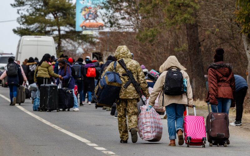 Epidemiolog, avertisment despre fluxul de refugiați și migranți: „Există pericol de TBC, HIV, febră tifoidă, holeră, hepatite virale”