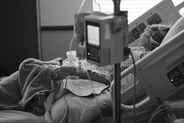 Sute de pacienți așteaptă o minune. Viețile lor depind de un transplant, dar medicii nu au vești îmbucurătoare