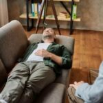 De ce este generația anilor ’90 una de sacrificiu. Psihologii explică fenomenul cauzat de traumele copilăriei