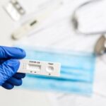 Care sunt simptomele variantei actuale de COVID-19. 13 români au murit în ultima săptămână