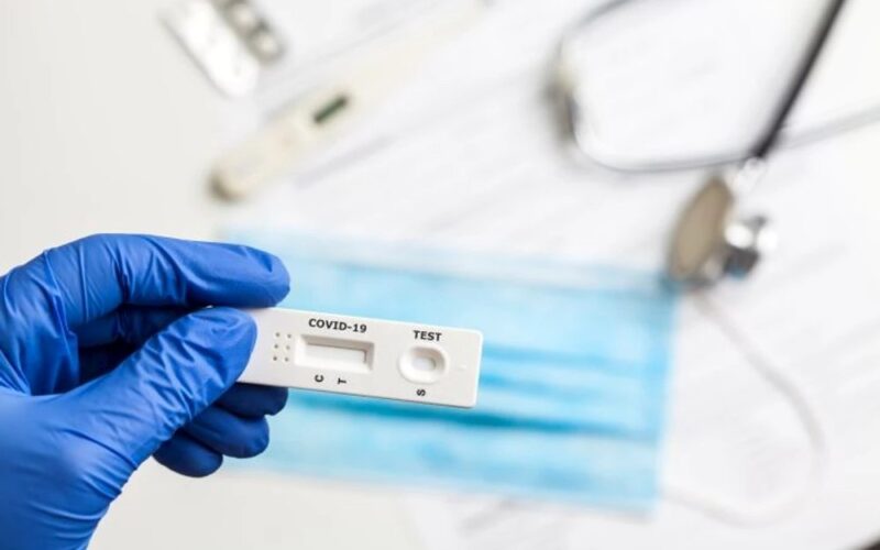 Care sunt simptomele variantei actuale de COVID-19. 13 români au murit în ultima săptămână