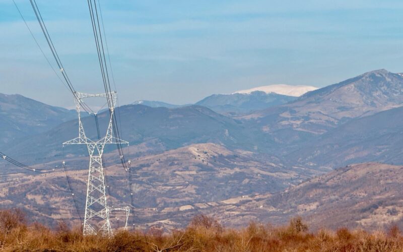 Linia Porțile de Fier – Reșița, de 117 km, e în zonă de munte