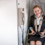 De Ce Stau Stewardesele Cu Mâinile Sub Coapse La Decolarea și Aterizarea Avionului