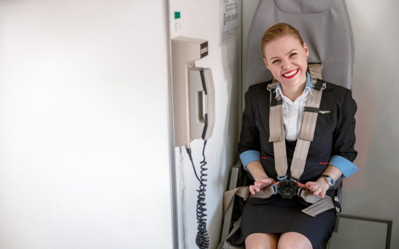 De Ce Stau Stewardesele Cu Mâinile Sub Coapse La Decolarea și Aterizarea Avionului