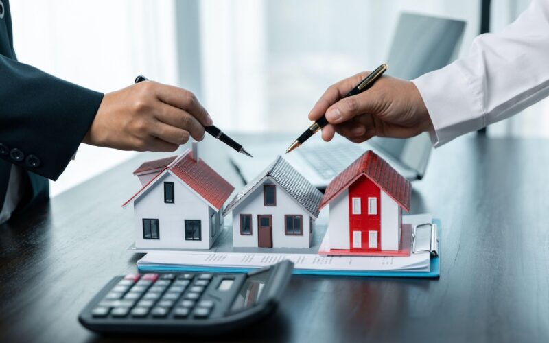 Pierderile suferite de BĂNCI din SUA, Europa și Asia generează temeri privind piața imobiliară