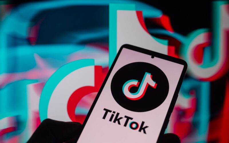 Comisia Europeană VERIFICĂ dacă platforma TikTok respectă normele privind protejarea minorilor