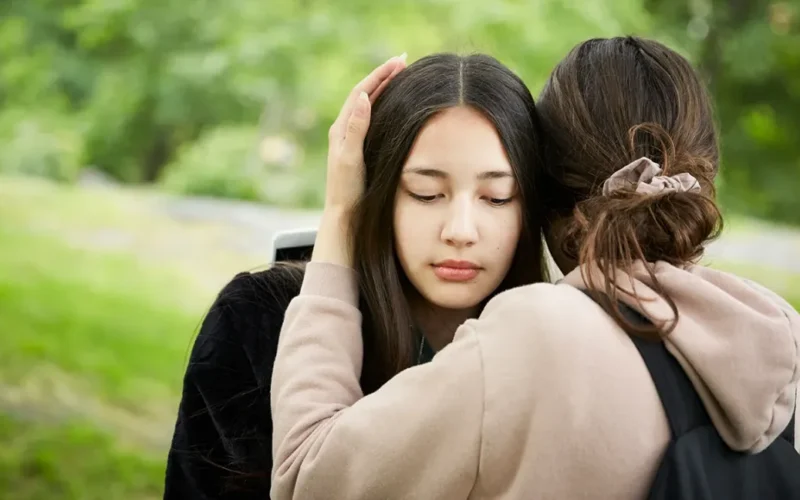 Probleme de somn, anxietate socială sau performanță școlară scăzută. Cum tratăm depresia în adolescență?