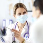 Imunitatea la COVID-19 nu ne scapă de îmbolnăvire. Medicamentul care reduce riscul de deces, dar expiră în depozitele din țările europene