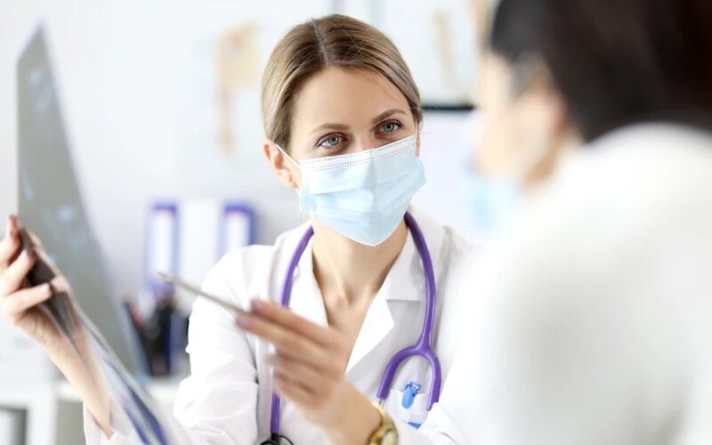Imunitatea la COVID-19 nu ne scapă de îmbolnăvire. Medicamentul care reduce riscul de deces, dar expiră în depozitele din țările europene