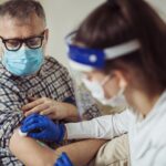 Un bărbat s-a vaccinat anti-COVID de peste 200 de ori în mai puțin de trei ani. Care este motivul