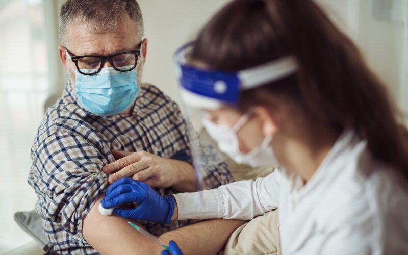 Un bărbat s-a vaccinat anti-COVID de peste 200 de ori în mai puțin de trei ani. Care este motivul