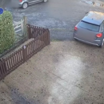 Imagini hilare cu o femeie surprinsă alergând după propria mașină după ce a omis să tragă frâna de mână