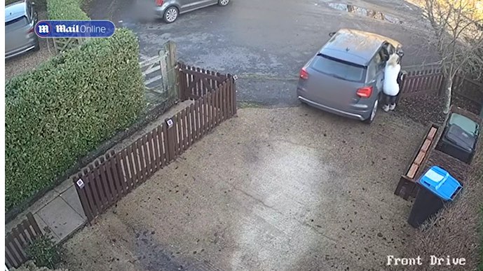 Imagini hilare cu o femeie surprinsă alergând după propria mașină după ce a omis să tragă frâna de mână