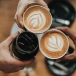 Cafeaua drept remediu. Nivelurile mari de cofeină din sânge sunt legate de obezitate și risc de osteoartrită mai scăzut