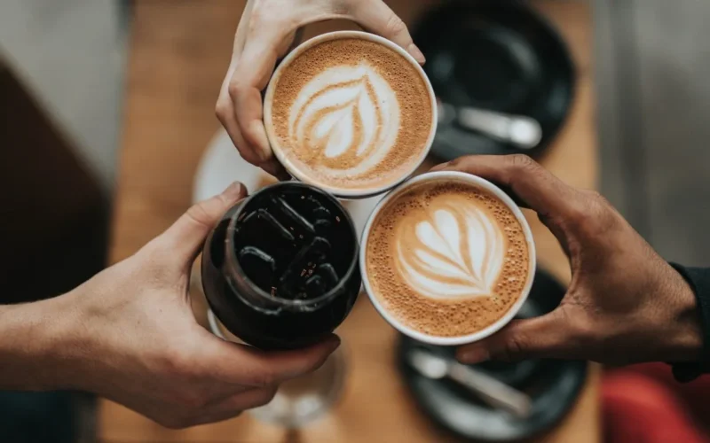Cafeaua drept remediu. Nivelurile mari de cofeină din sânge sunt legate de obezitate și risc de osteoartrită mai scăzut
