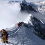 Vrei să urci pe Everest, îți pui cip de urmărire.