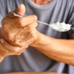 Peste 70.000 de români suferă de Parkinson. Care sunt cele mai frecvente simptome