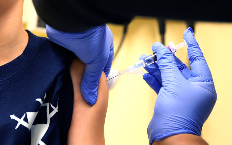 UK a început testele pentru primul vaccin „personalizat” cu ARNm