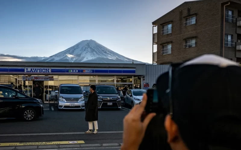 Un oraș japonez împiedică fotografiile turiștilor cu Muntele Fuji
