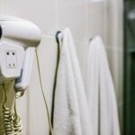 De ce e riscant pentru sănătate să folosiți uscătoarele de păr din hoteluri. Avertismentele unui doctor