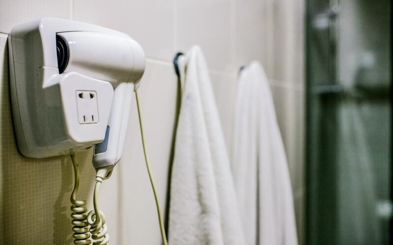 De ce e riscant pentru sănătate să folosiți uscătoarele de păr din hoteluri. Avertismentele unui doctor