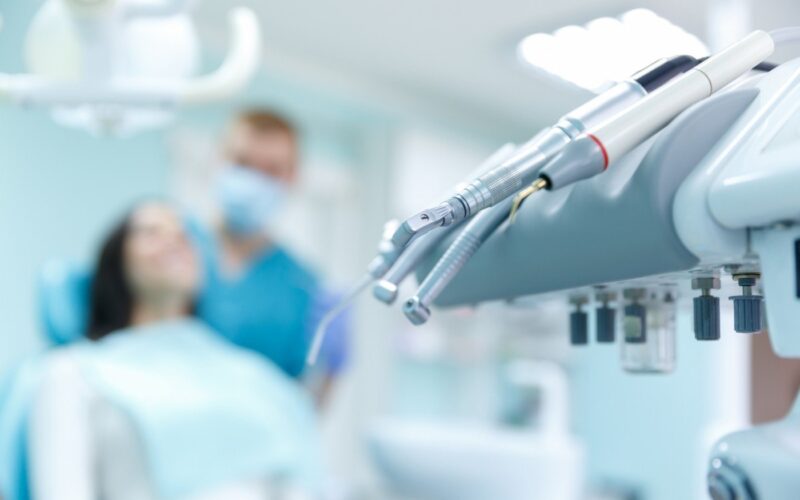 Servicii stomatologice decontate de stat. Aparatele ortodontice beneficiază de o deducere integrală a costurilor de realizare și reparare pentru copii