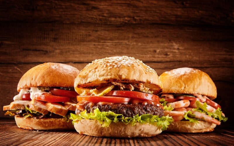 Cât de grav ne poate îmbolnăvi un singur burger pe zi. De ce nu ar trebuie să mâncăm prea multă carne roșie