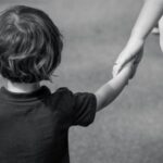 Cum ar trebui să se pregătească părinții pentru primii pași ai copilului: „Nu începem să tragem de copil ca de un elastic pentru a-l întinde“