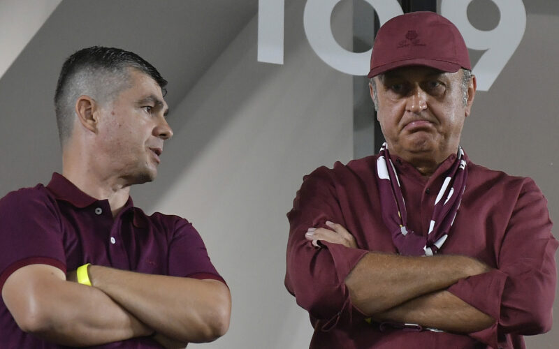 Imaginile disperării cu Dan Șucu, în momentul în care galeria Rapidului a cerut demisia lui Neil Lennon! Cum a fost surprins patronul giuleștenilor după meciul cu Sepsi