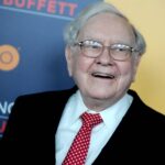 Warren Buffet anticipează o „FURTUNĂ ECONOMICĂ” și își vinde acțiunile companiei sale